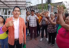 El reclamo fue encabezado por Iván Quishpe, presidente del Centro Agrícola Cantonal de Pastaza, quien denunció que se intenta imponer un delegado del sector agropecuario afín a los intereses de la institución y no un representante elegido por las bases. “Los agricultores de Pastaza tenemos derecho a contar con voz propia en un organismo tan importante para el desarrollo de la Amazonía”, sostuvo. De acuerdo con Quishpe, inicialmente había sido nominado como delegado principal de los agricultores, acompañado de un suplente de la provincia de Napo. Sin embargo, el presidente del Consejo de Desarrollo Amazónico, Oswaldo Valverde, habría señalado que debía designarse a otra persona debido a que Pastaza ya cuenta con el alcalde Germán Flores como vocal. El dirigente enfatizó que su nominación cuenta con el respaldo de la Cámara de Agricultura de la Amazonía, que reúne a los centros agrícolas de todas las provincias de la región. Durante la protesta, los manifestantes corearon consignas en defensa de sus derechos y cuestionaron lo que calificaron como una administración unilateral de la CETEA. Los agricultores advirtieron que continuarán con sus reclamos hasta ser reconocidos dentro del Consejo de Planificación Amazónico, espacio que consideran estratégico para impulsar proyectos productivos y de desarrollo en la región.