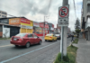 Gracias a la medida, no se registraron vehículos estacionados durante ese lapso, lo que permitió habilitar un carril adicional en sentido norte–sur y agilitar la circulación vehicular. Según el reporte municipal, esta acción contribuyó a reducir la congestión, facilitar los traslados y disminuir el nivel de estrés de los conductores en las horas de mayor tráfico. El director de Movilidad, Ramiro Vallejo Mancero, instó a los ciudadanos a respetar las disposiciones vigentes, estacionar únicamente en lugares autorizados y planificar con anticipación sus recorridos, con el objetivo de evitar sanciones, contratiempos y maniobras riesgosas. La municipalidad recordó que los automotores mal estacionados serán sancionados conforme a la Ley de Tránsito, y aquellos que permanezcan sin conductor podrán ser trasladados en grúa hacia los patios de la Dirección de Movilidad. El alcalde de Riobamba, John Vinueza, respaldó estas acciones y señaló que forman parte de una visión integral para consolidar una ciudad ordenada, sostenible y segura. “Queremos una Riobamba organizada y pensada para todos, donde cada persona pueda movilizarse con tranquilidad”, enfatizó la autoridad.