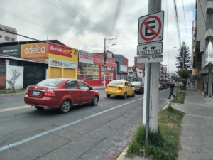 Gracias a la medida, no se registraron vehículos estacionados durante ese lapso, lo que permitió habilitar un carril adicional en sentido norte–sur y agilitar la circulación vehicular. Según el reporte municipal, esta acción contribuyó a reducir la congestión, facilitar los traslados y disminuir el nivel de estrés de los conductores en las horas de mayor tráfico. El director de Movilidad, Ramiro Vallejo Mancero, instó a los ciudadanos a respetar las disposiciones vigentes, estacionar únicamente en lugares autorizados y planificar con anticipación sus recorridos, con el objetivo de evitar sanciones, contratiempos y maniobras riesgosas. La municipalidad recordó que los automotores mal estacionados serán sancionados conforme a la Ley de Tránsito, y aquellos que permanezcan sin conductor podrán ser trasladados en grúa hacia los patios de la Dirección de Movilidad. El alcalde de Riobamba, John Vinueza, respaldó estas acciones y señaló que forman parte de una visión integral para consolidar una ciudad ordenada, sostenible y segura. “Queremos una Riobamba organizada y pensada para todos, donde cada persona pueda movilizarse con tranquilidad”, enfatizó la autoridad.