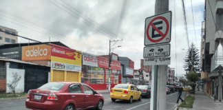 Gracias a la medida, no se registraron vehículos estacionados durante ese lapso, lo que permitió habilitar un carril adicional en sentido norte–sur y agilitar la circulación vehicular. Según el reporte municipal, esta acción contribuyó a reducir la congestión, facilitar los traslados y disminuir el nivel de estrés de los conductores en las horas de mayor tráfico. El director de Movilidad, Ramiro Vallejo Mancero, instó a los ciudadanos a respetar las disposiciones vigentes, estacionar únicamente en lugares autorizados y planificar con anticipación sus recorridos, con el objetivo de evitar sanciones, contratiempos y maniobras riesgosas. La municipalidad recordó que los automotores mal estacionados serán sancionados conforme a la Ley de Tránsito, y aquellos que permanezcan sin conductor podrán ser trasladados en grúa hacia los patios de la Dirección de Movilidad. El alcalde de Riobamba, John Vinueza, respaldó estas acciones y señaló que forman parte de una visión integral para consolidar una ciudad ordenada, sostenible y segura. “Queremos una Riobamba organizada y pensada para todos, donde cada persona pueda movilizarse con tranquilidad”, enfatizó la autoridad.