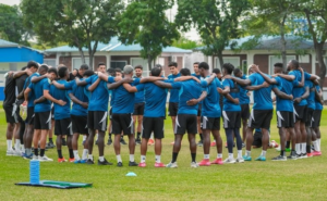Este jueves 2 de octubre, los jugadores del CS Emelec decidieron no entrenar en el Polideportivo Los Samanes, tras denunciar públicamente un nuevo incumplimiento en el pago de sus salarios.