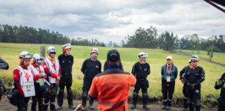 El Cuerpo de Bomberos de Riobamba, a través de la Brigada de Refuerzo de Incendios Forestales (BRIF), ejecutó un ejercicio de movilización hacia el cantón Rumiñahui con el propósito de fortalecer su preparación frente a emergencias de gran magnitud.