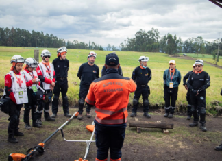 El Cuerpo de Bomberos de Riobamba, a través de la Brigada de Refuerzo de Incendios Forestales (BRIF), ejecutó un ejercicio de movilización hacia el cantón Rumiñahui con el propósito de fortalecer su preparación frente a emergencias de gran magnitud.