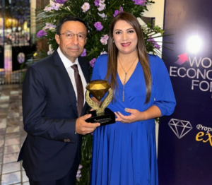 Continental Tire Andina fue reconocida con el premio “Empresa Icónica que trabaja por un mundo mejor”, en el marco del Women Economic Forum (WEF) 2025, celebrado en Cuenca. Este galardón resalta el compromiso de la compañía con la promoción de la equidad de género y el apoyo permanente a iniciativas que impulsan la participación de las mujeres en espacios de liderazgo, innovación y educación.