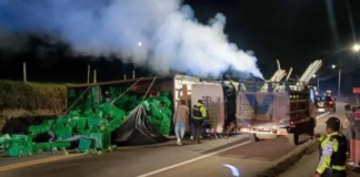 Un camión que transportaba brócoli perdió estabilidad y se volcó en el sector Mocha, sobre la vía Ambato–Riobamba, aproximadamente a las 19H20 del 6 de octubre, provocando un bloqueo parcial de la carretera y generando congestión vehicular en ambos sentidos.