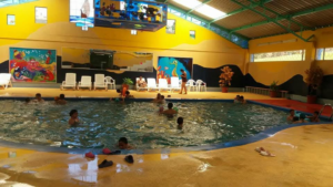 Con una invitación abierta al público, el Complejo Turístico Lago Las Cochas, ubicado en la provincia de Bolívar, se alista para recibir a turistas durante este feriado. Bajo la dirección de Aníbal Coronel, prefecto de la provincia, y Víctor Hugo García Gallegos, gerente de la Empresa Pública de Turismo, el complejo presenta una infraestructura completamente renovada, ideal para el esparcimiento y el disfrute familiar.
