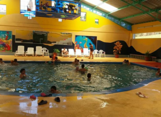 Con una invitación abierta al público, el Complejo Turístico Lago Las Cochas, ubicado en la provincia de Bolívar, se alista para recibir a turistas durante este feriado. Bajo la dirección de Aníbal Coronel, prefecto de la provincia, y Víctor Hugo García Gallegos, gerente de la Empresa Pública de Turismo, el complejo presenta una infraestructura completamente renovada, ideal para el esparcimiento y el disfrute familiar.