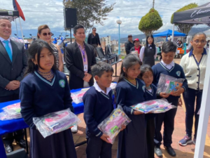 Recursos, tecnología y movilidad llegaron a escuelas y servicios de Chimborazo gracias al Ministerio de Educación Distrito Riobamba–Chambo y sus aliados estratégicos, en un acto que reafirma el compromiso con la educación de calidad, el acto se desarrolló el 8 de octubre.