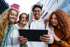 El próximo 17 de noviembre se celebrará el Día Internacional de los Estudiantes, una fecha que invita a reflexionar sobre los retos y oportunidades que enfrentan las nuevas generaciones en el ámbito educativo.