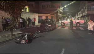 La noche del 30 de septiembre, la intersección de las calles Morona y Olmedo, en el centro de Riobamba, fue escenario de un accidente de tránsito que despertó la preocupación de los transeúntes y conductores que circulaban por la zona.
