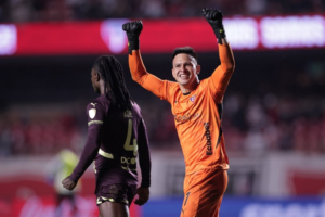 En vísperas de una semifinal histórica de Copa Libertadores, Liga Deportiva Universitaria se encontró con un ruido mediático que intentó alterar la calma de su plantel.