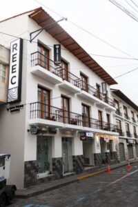 Este 1 de octubre, el Hotel REEC Latacunga conmemora su cuarto aniversario, un hito que refleja no solo la solidez alcanzada en estos años de operación, sino también el compromiso permanente de la cadena Hoteles Oro Verde por fortalecer su identidad en cada destino del país.