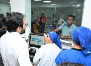 El 3 de octubre de 2025, Édgar Lama, presidente del Consejo Directivo del Instituto Ecuatoriano de Seguridad Social (IESS), removió de su cargo a un médico del Hospital General de Manta tras constatar que no entregó por completo los medicamentos prescritos a un paciente.